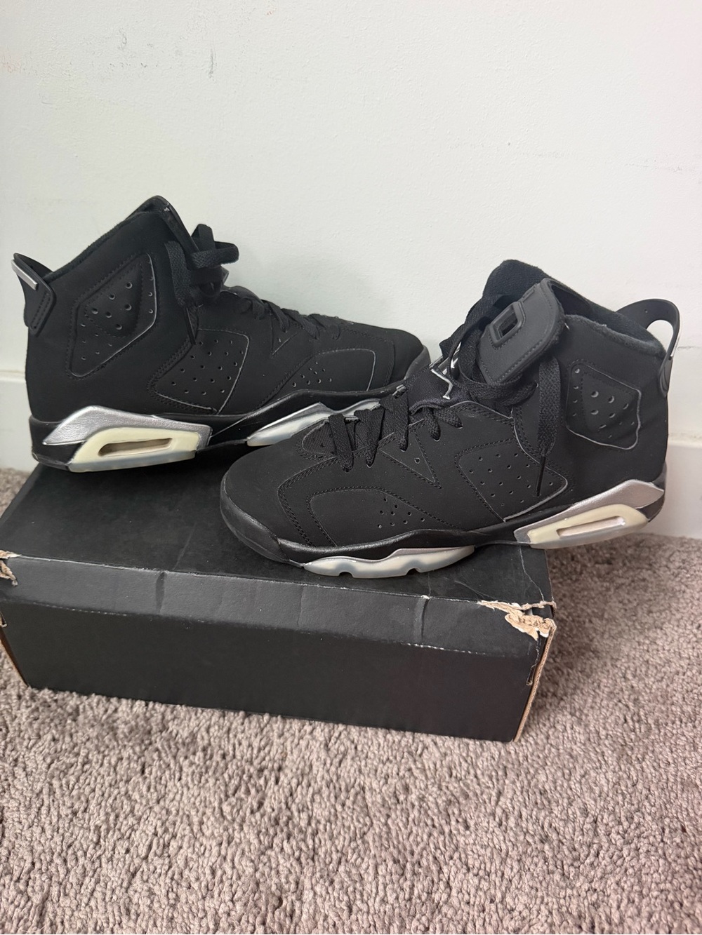 Retro Jordan 6 comes with the box if wanted